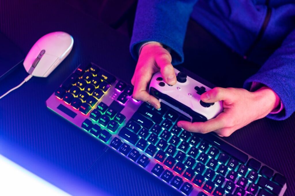 Comparison of a gamer using a gamepad and a mouse and keyboard for FPS gaming.