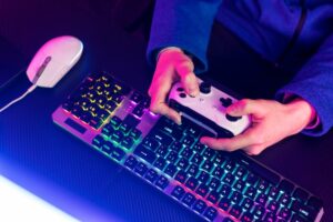 Comparison of a gamer using a gamepad and a mouse and keyboard for FPS gaming.